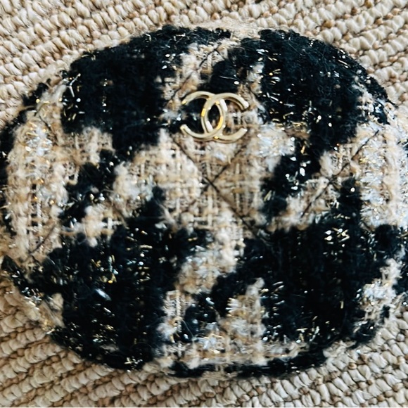 Chanel tweed pouch - Picture 7 of 8